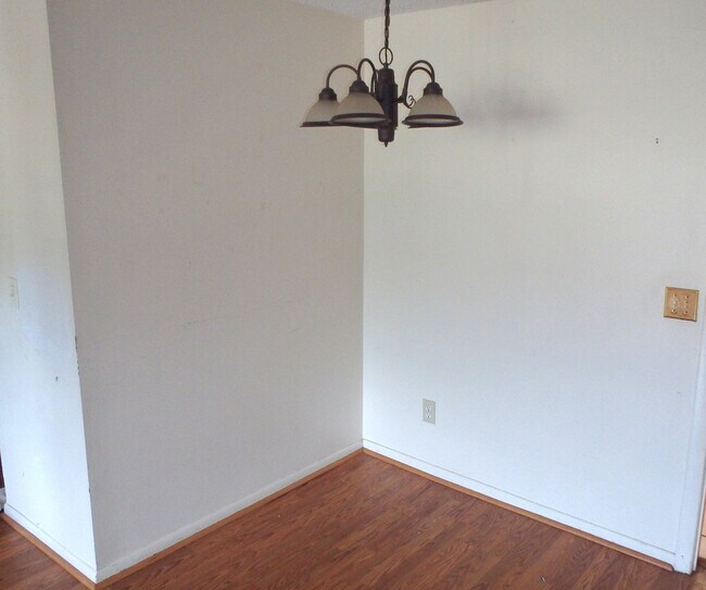 Foto del edificio - 249 High Path Rd