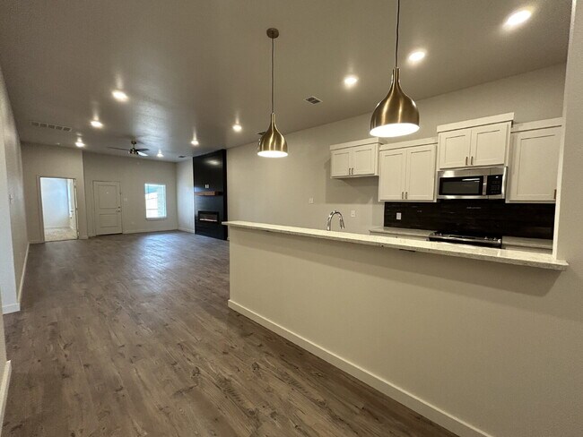 Building Photo - Gorgeous Duplex in Frenship East!