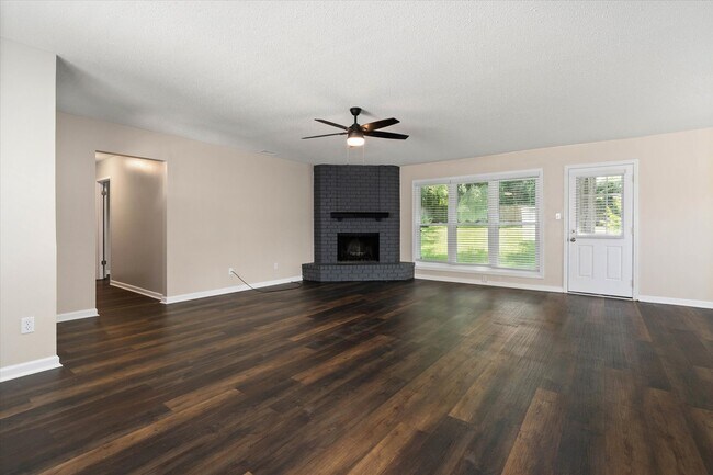 Building Photo - 122 Lake Forest Blvd