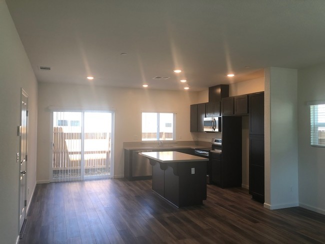 Foto del edificio - Brand new 4 bed 3 bath home in Natomas