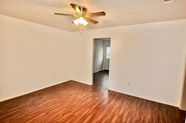Building Photo - FOR LEASE! Nice Newly Remodeled 3 BR - 1 B...