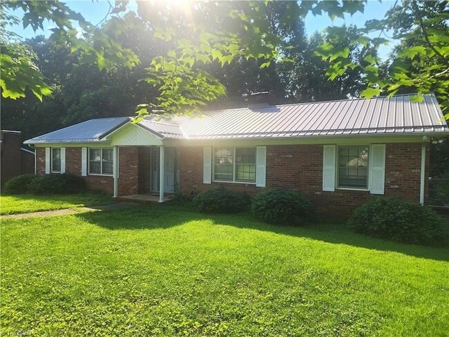 Building Photo - 1505 Turfwood Dr