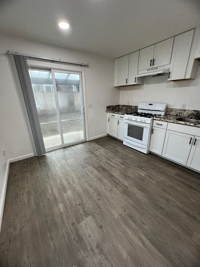 Foto del edificio - 808-809 Farmersville Blvd