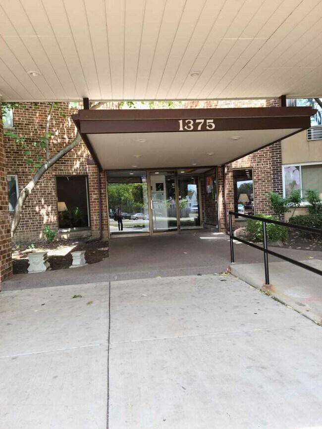 Building Photo - 1375 Rebecca Dr