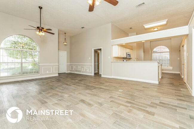 Building Photo - 633 Fern Dr