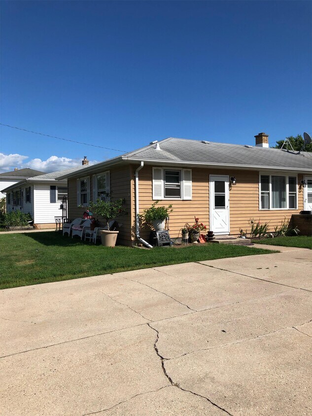 130 Langley Blvd Unit 1, Neenah, WI 54956 Apartment for Rent in