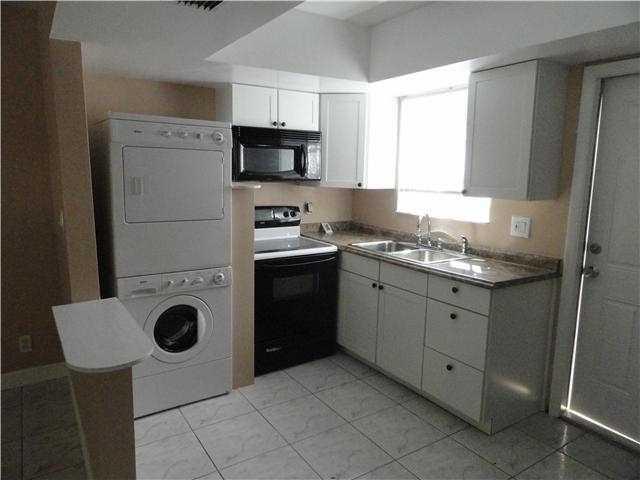 Building Photo - 109 NE 30th Ct