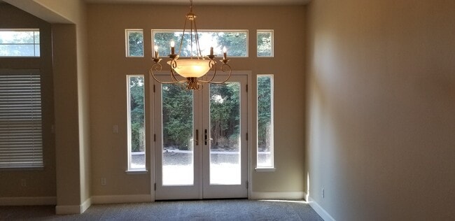 Building Photo - Beautiful spacious 4 Bedroom, 3 Bath home ...