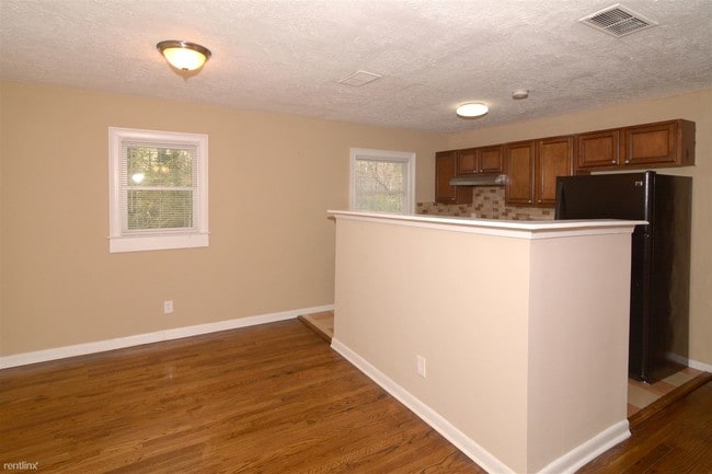 Building Photo - 3 br, 1.5 bath House - 2459 Rockcliff Road
