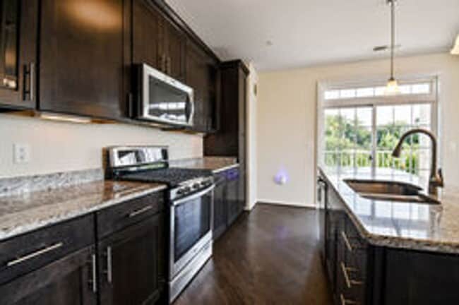 Building Photo - Spacious and Modern 2BR/2BA Condo in Norbe...
