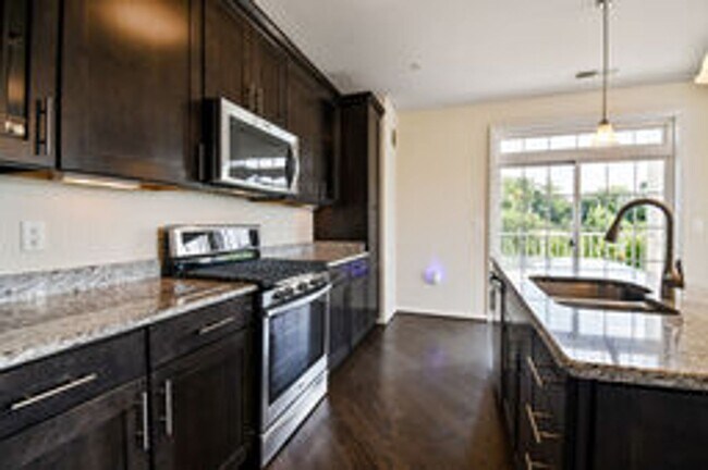 Foto del edificio - Spacious and Modern 2BR/2BA Condo in Norbe...