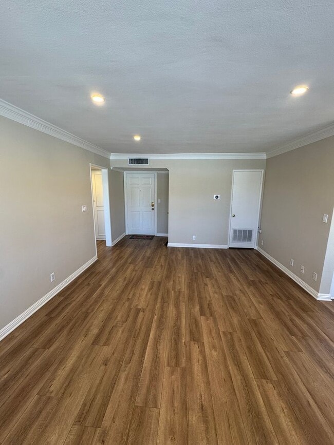 Foto del edificio - Beautiful Spacious Top Floor Condo 1 bed - 1 bath with parking in Burbank