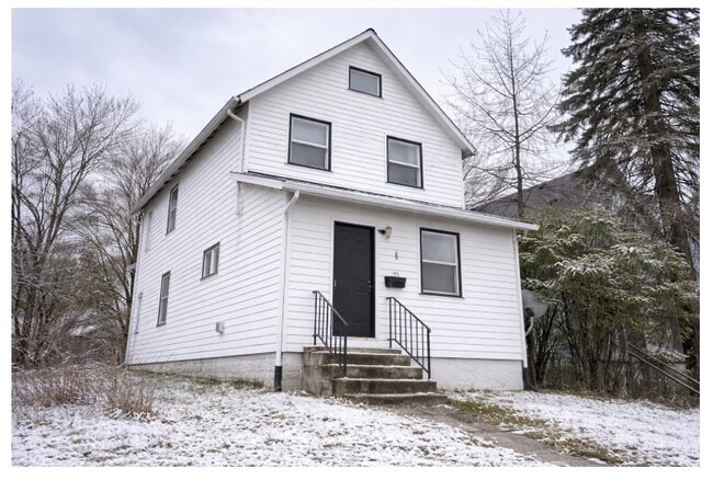 Building Photo - 298 Malleable St