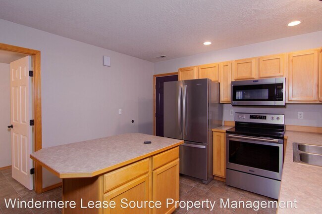 Building Photo - 3 br, 2.5 bath House - 3208 Meadow Glen Lane
