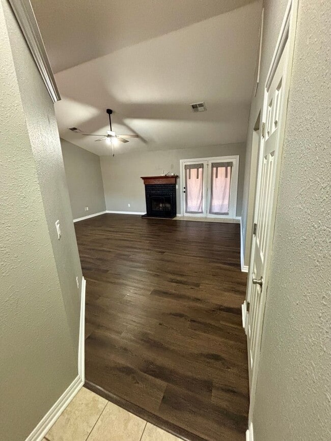 Foto del edificio - 3-bedroom, 2-bathroom home located in the desirable Bishop School District!