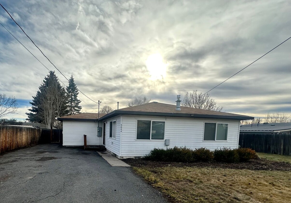 Primary Photo - 3bdrm, 2 bath Family home with fenced yard...