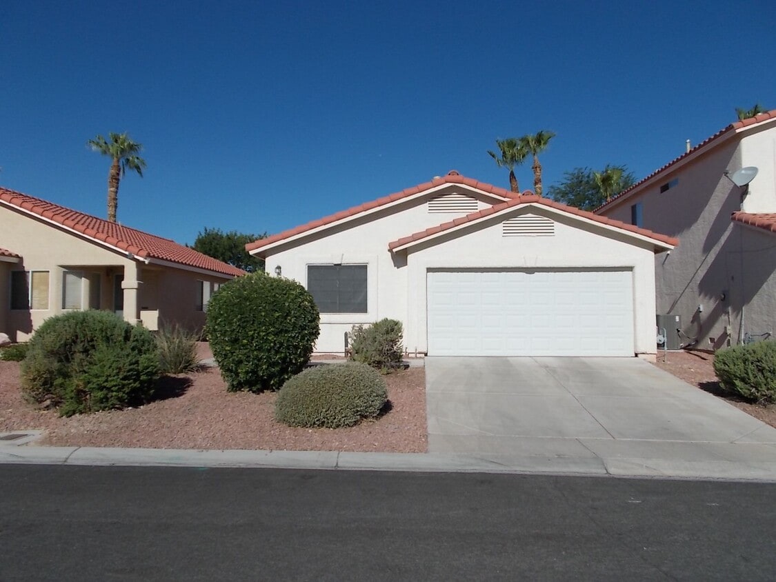 Primary Photo - Charming Single-Story Home with 3 Bedrooms...
