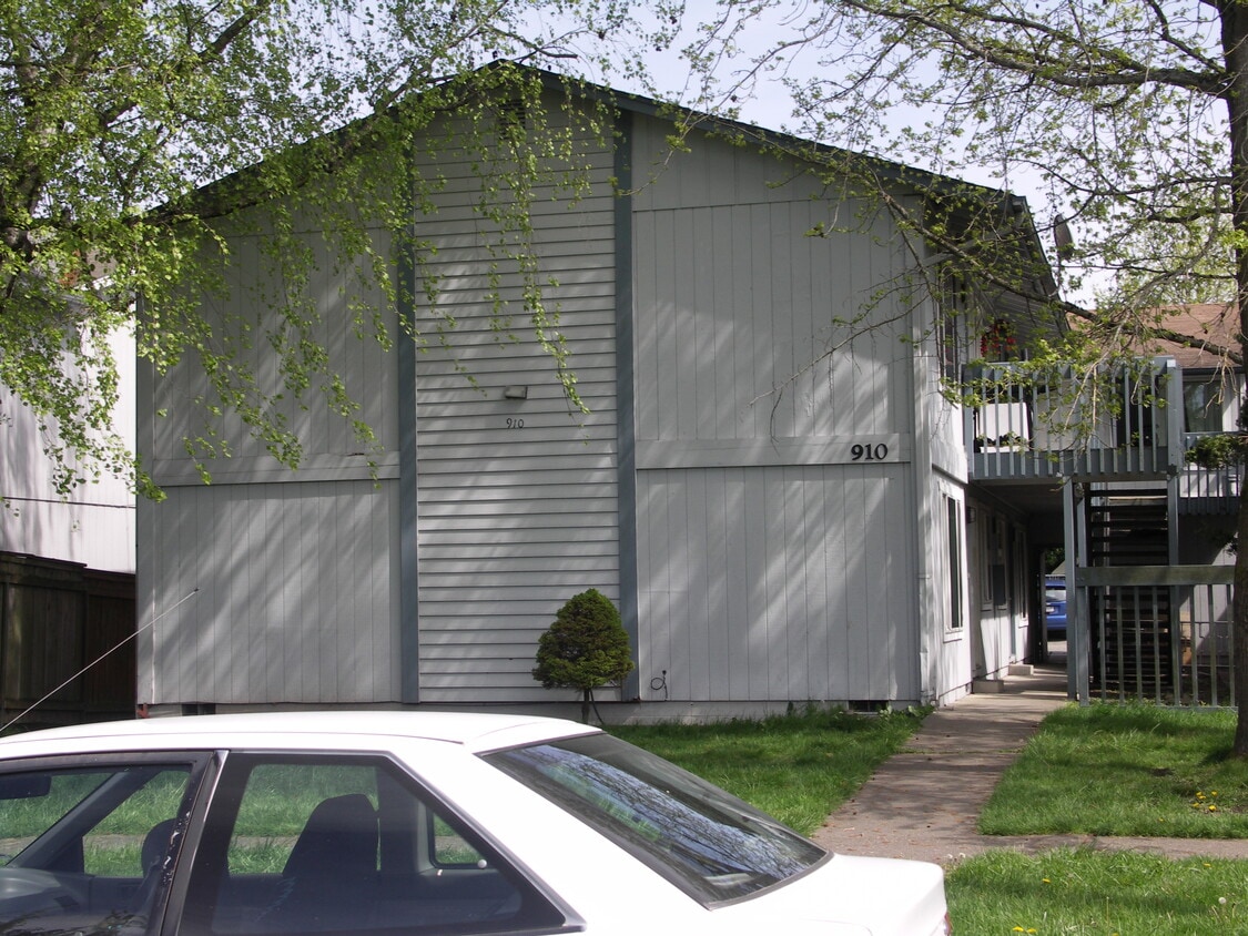 Primary Photo - 910 8th Ave