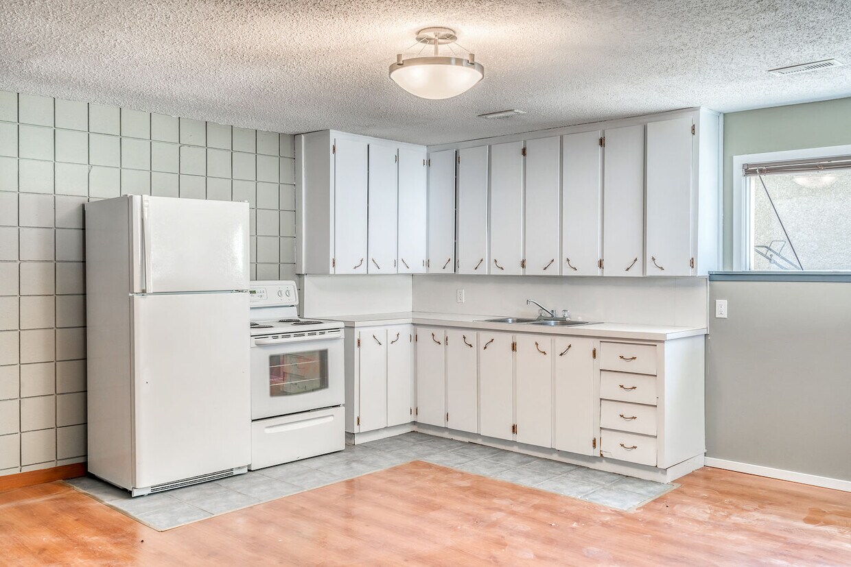 Building Photo - 2114-B-2123 23 Ave SW