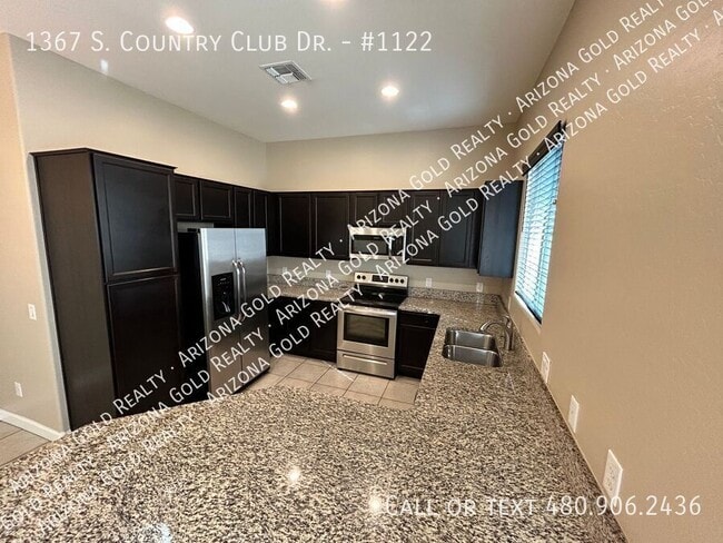 Building Photo - 1367 S Country Club Dr