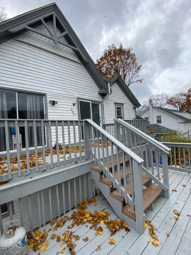 Deck Entry - 207 Knight St