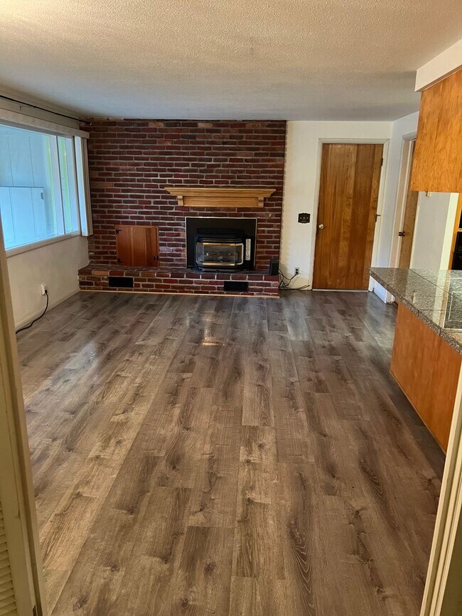 Building Photo - 3 bedroom 2 bathroom house in Eugene