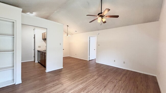 Building Photo - Nice 2 bedroom, 2 bath Duplex in Dorsett Oaks