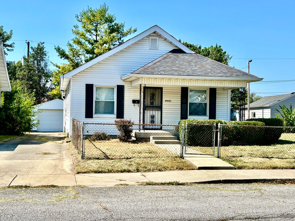 Charming 3 bedroom bungalow near Main st. Beech Grove - 66 N 3rd Ave