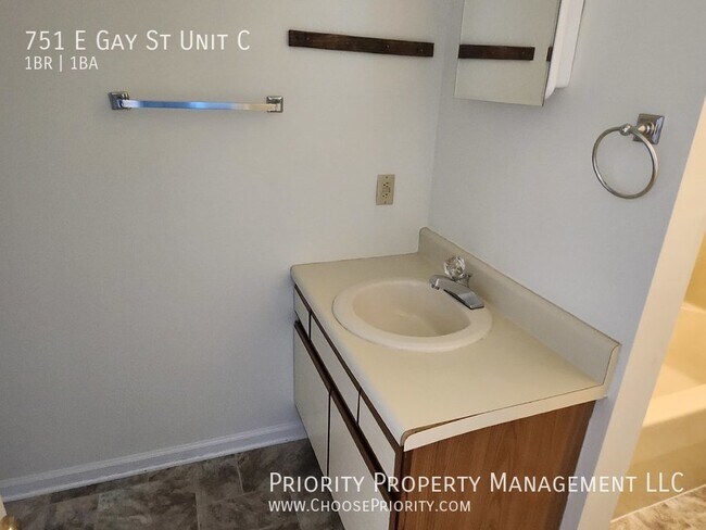 Building Photo - 1BR 1BA Apartment, 2nd Floor, Harrisonburg