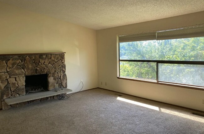 Foto del edificio - 5-Bedroom Home for Rent in Barkley Neighbo...