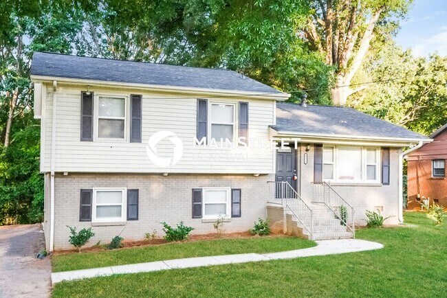Building Photo - 4 Bedroom Pet-Friendly Home in Charlotte, NC with Main Street Renewal