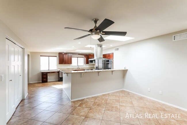 Building Photo - 1002 S Seco Pl
