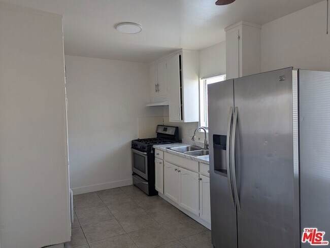 Building Photo - 959 S Soto St
