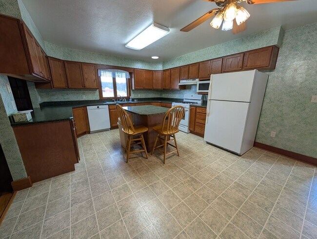 Foto del edificio - 4 Bedroom 2 Bathroom House - Middlebury