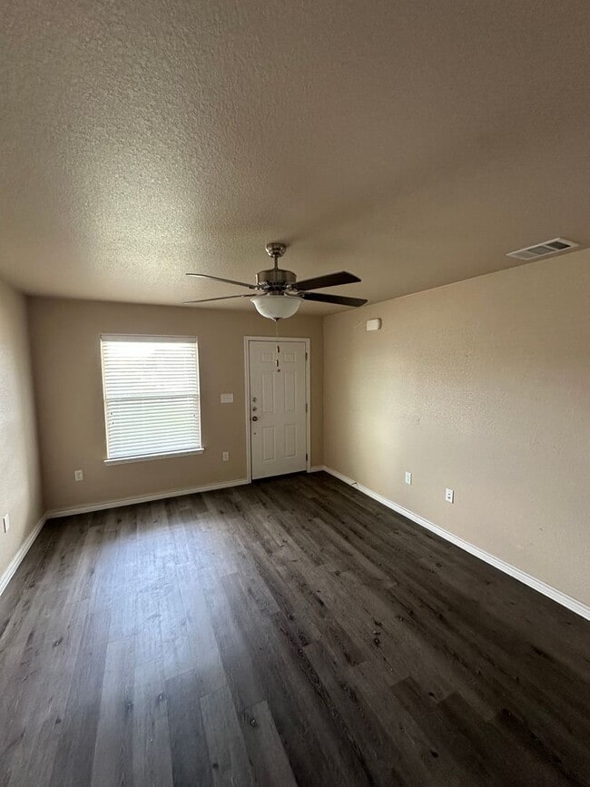 Building Photo - AVAILABLE NOW! (SECTION 8 ACCEPTED)