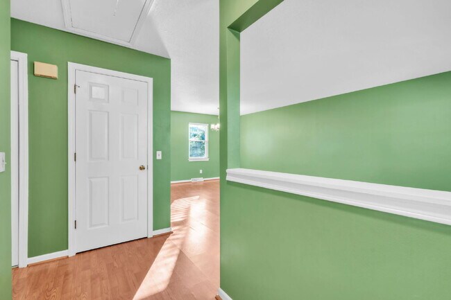 Foto del edificio - 3BR/2BA Cul-de-Sac Retreat Minutes from Downtown..Fenced Yard & Deck! $2100/mo rent