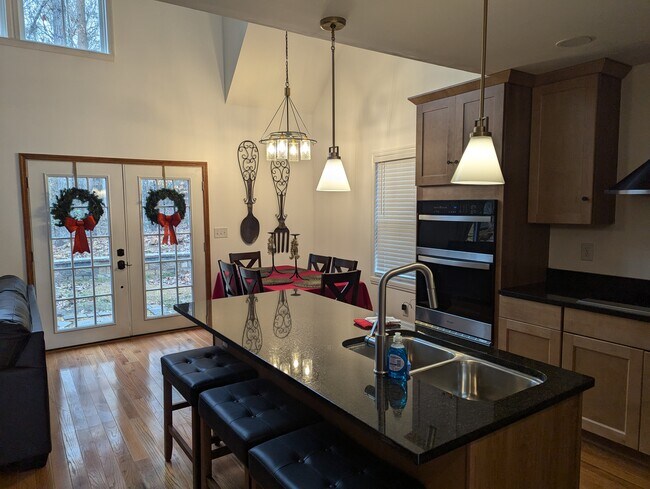 Cocina fuera de la sala de estar - 3812 James Ed Rd