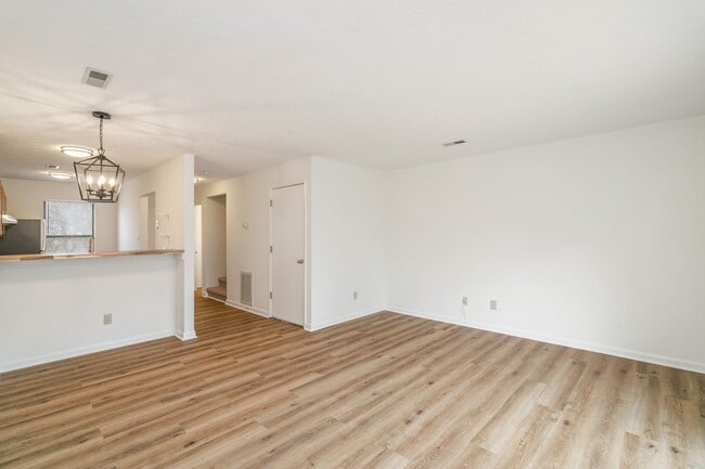 Building Photo - 623 Idlewood Ln