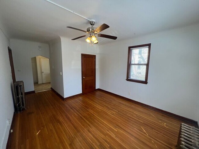 Building Photo - Bright Main Floor Studio on Grand Avenue, ...