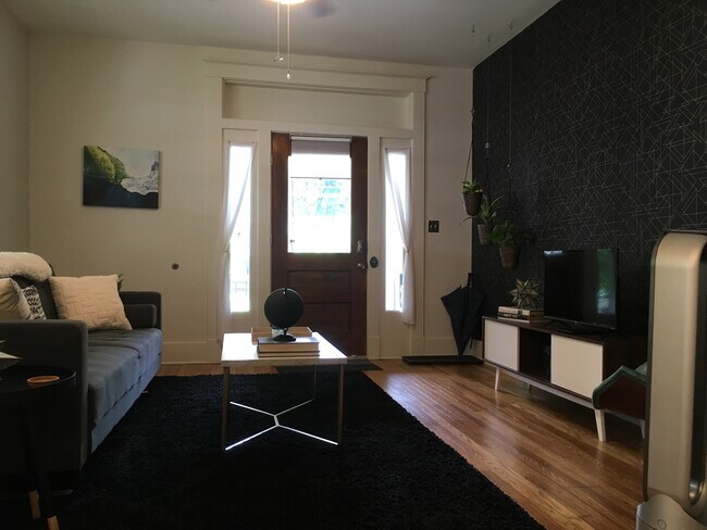 Sala de estar - 2012 Harbert Ave