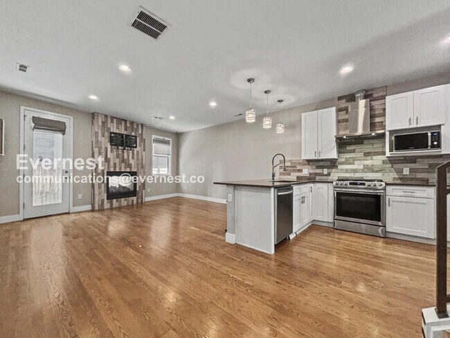 Foto del edificio - 3 Bed, 3.5 Bath Townhouse with Garage / Available Soon!