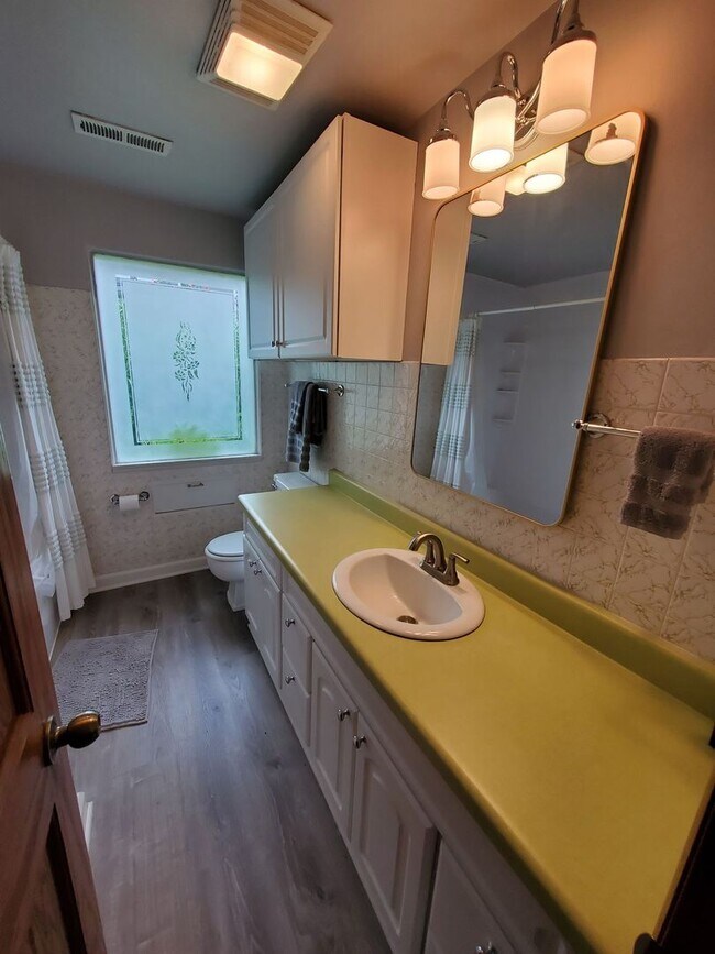 Building Photo - 3 Bed plus den Single Family