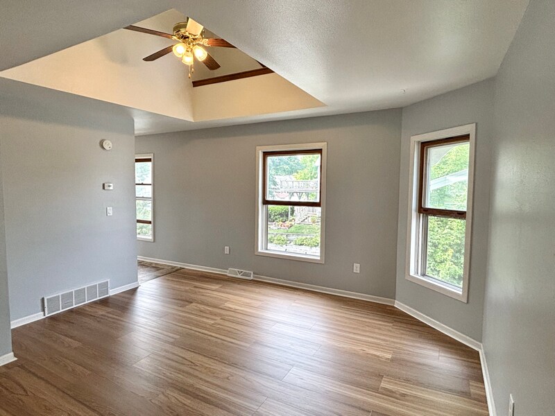 Foto principal - 2343 N Oakland Ave