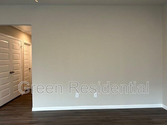 Building Photo - 946 Luke Darrell Dr