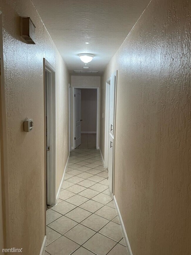 Building Photo - 2 br, 1 bath Duplex - 5240 Norma Way 5240
