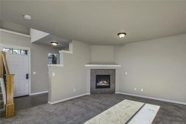 Building Photo - Spacious home with bonus room in NE Bend!