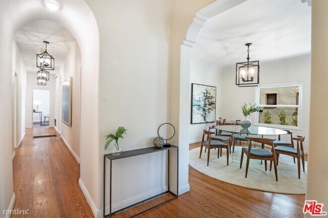 Building Photo - 3 br, 2.5 bath House - 1049 S Hayworth Ave