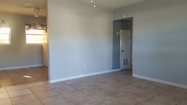 Foto del edificio - 3 bedroom one bath with garage