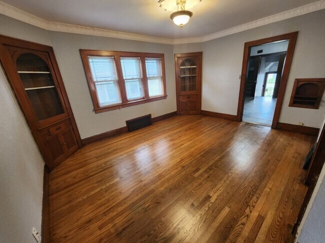 Building Photo - Single family house in great neighborhood ...