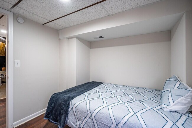 Foto del edificio - Large Forest Haven Home with large yard and deck, a 2 min drive to transit stop Upper Riverdale R...